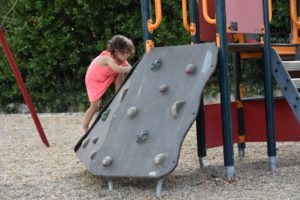 Aire de jeux d'enfants dans la Résidence de vacances Fontenelle proche d’arles
