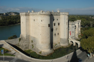 Le chateau de Tarascon situé à 25km du domaine Fontenelle