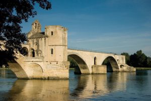 Le Pont d'Avignon situé à 40min des location de vacances Fontenelle