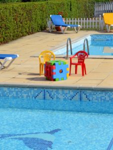 Espace piscine dans la Résidence de vacances Fontenelle proche d’arles