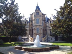 Salon de Provence situé à 35min de la Résidence de vacances Fontenelle
