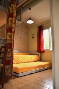 Chambre d'un gîte Pastre de la Résidence de vacances Fontenelle situé proche de St Martin de Crau